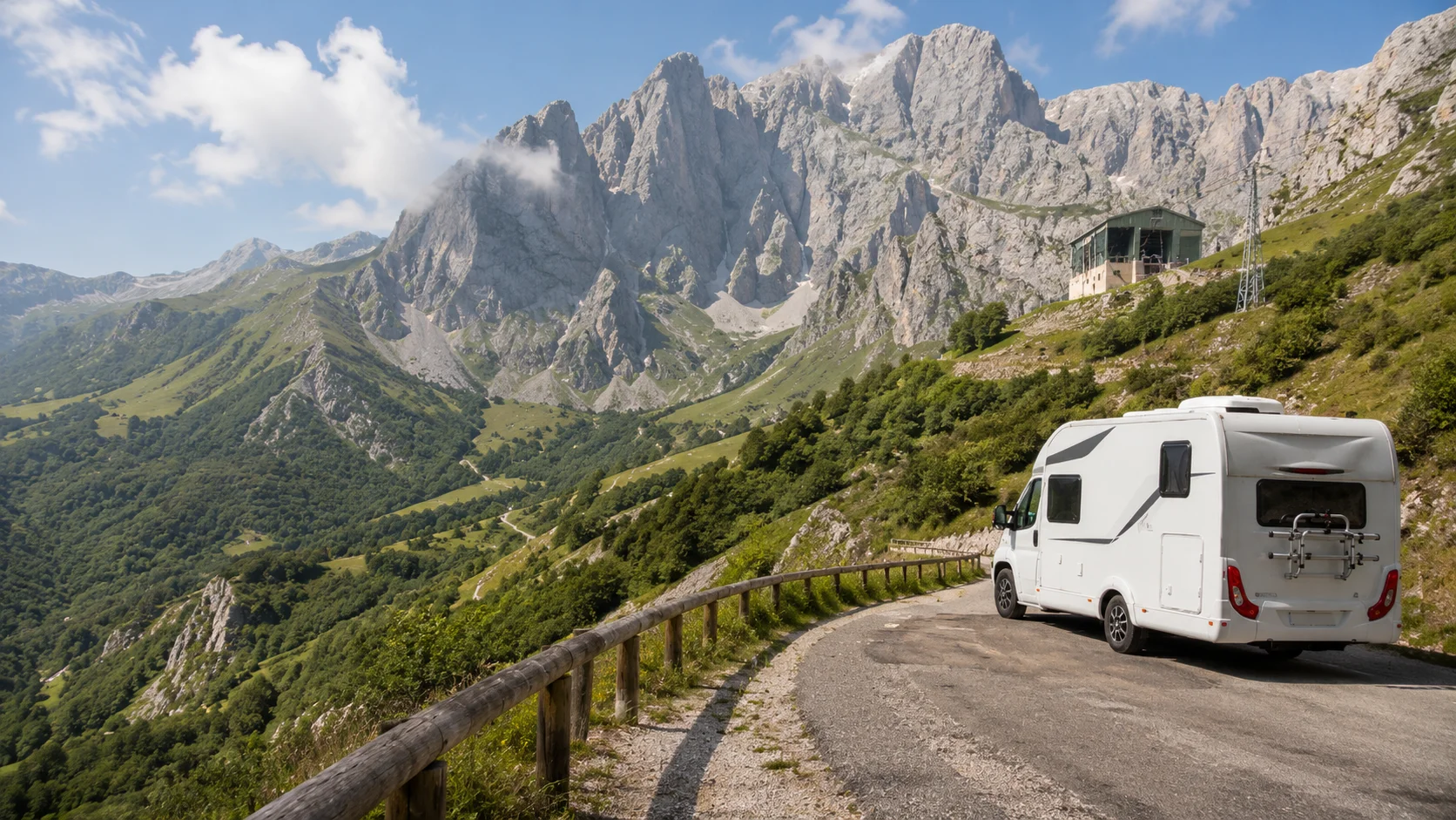 Autocaravana en una carretera de Picos de Europa
