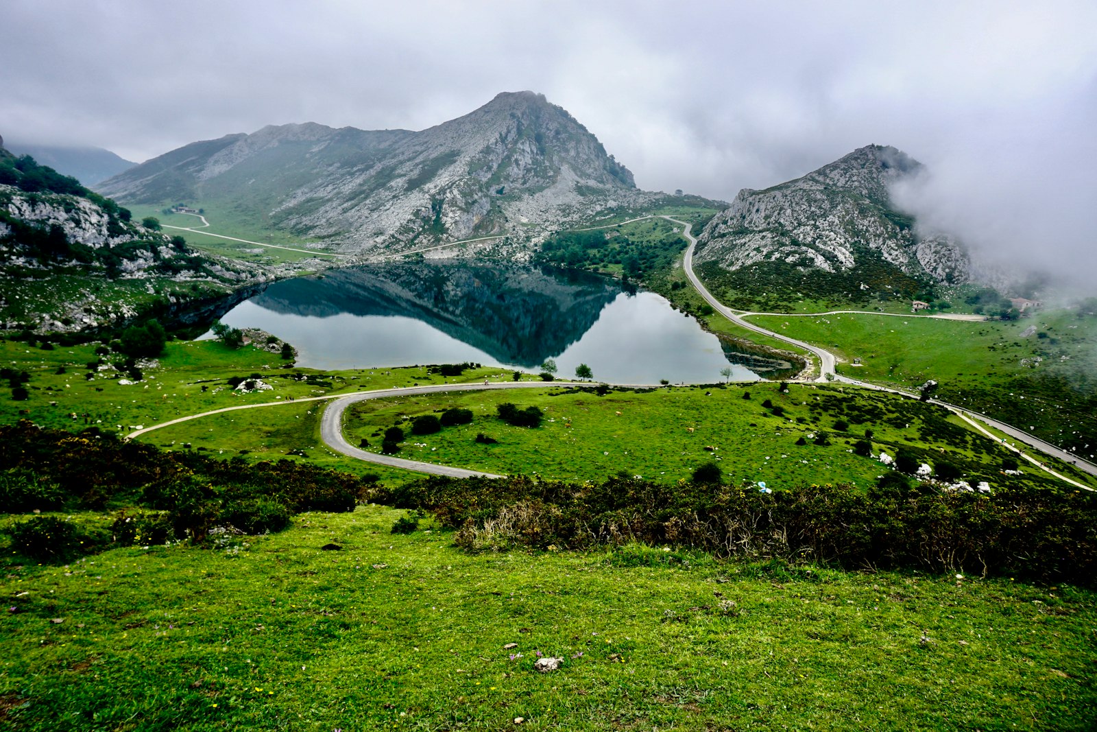 Lago Enol y Picos de Europa en una ruta en camper por Asturias