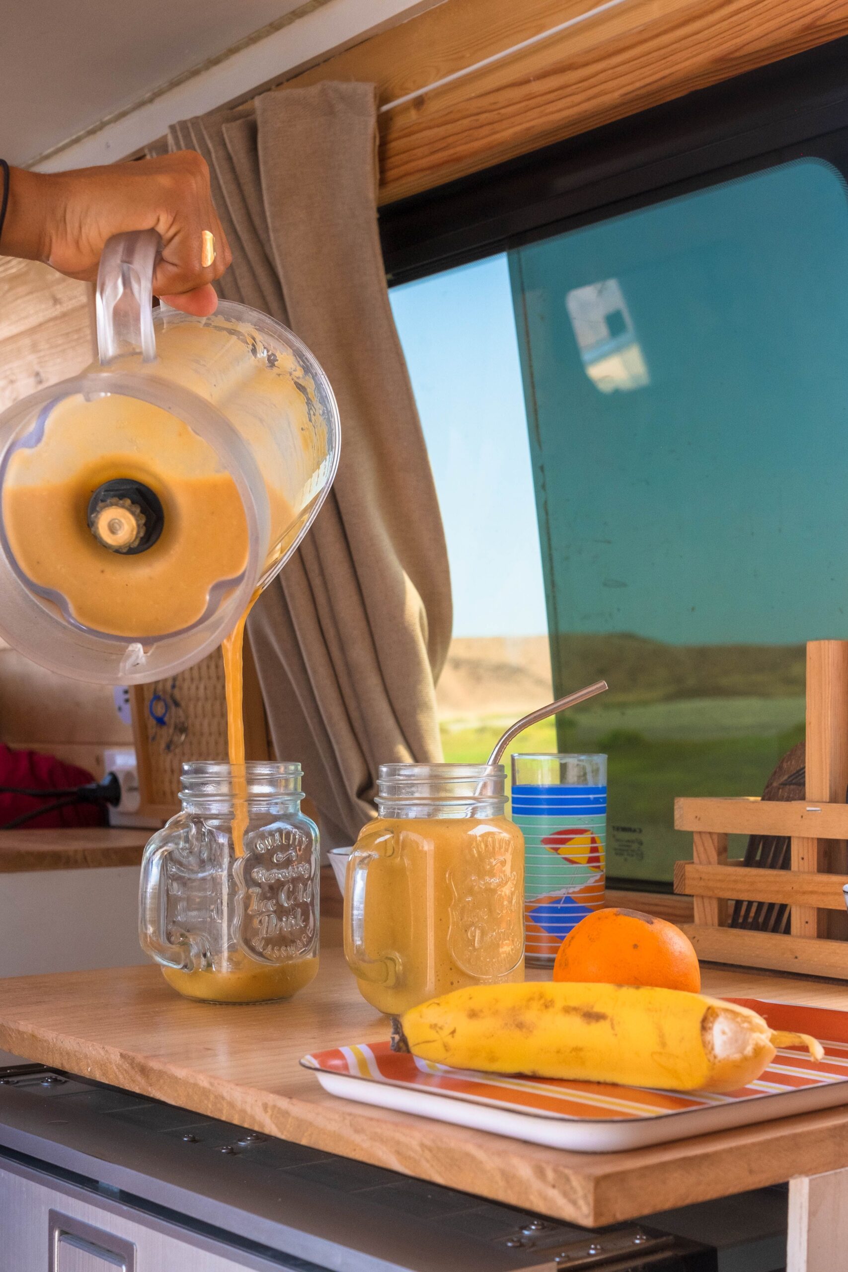 Cocina interior de una camper con alimentos y bebidas, relacionada con la elección de nevera para camper