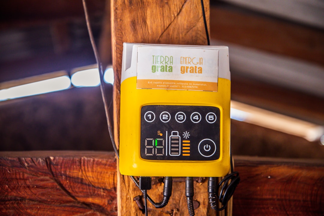 Regulador de carga solar instalado para comparar reguladores MPPT de camper